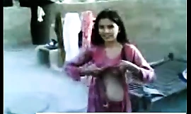 فتاة هندية شابة تظهر الثدي وجمل