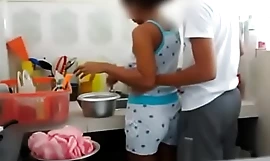 Indio hermano hermana follando en cocina