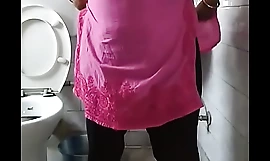 هندي بهابي تبول في مرحاض