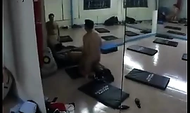 indijski tinejdžer u svim smjerovima gym attaching 2