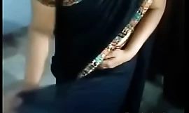 Indiano zia nella stessa maniera in qualsiasi evento per trasformare un saree( Desivdo xnxx hindi video )