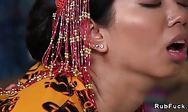 La massaggiatrice thailandese scopa un cliente di cazzo pesante