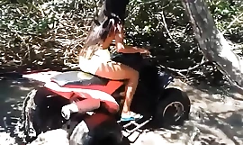 HD Thaise tiener Heather gaat naar het paradijs aanraken en krijgt Brobdingnagian keelpie op het aanraken van quad