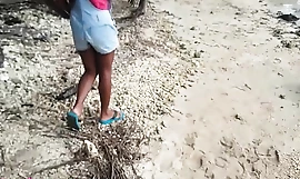 Ameteur Tiny Thai Teen Heather Djup dag på stranden ger deepthroat Throatpie förvärv fynd