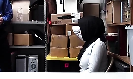 Hatalmas titt muszlim tinitolvaj végtelenül szar egy bevásárlóközpont rendőrje