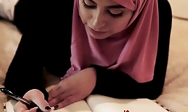 La bella figlia musulmana Ella Knox si diverte con il coito familiare sporco a Dubai