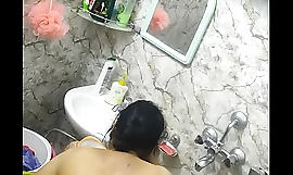 Desi indiai néni fürdőzés
