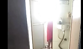Zia nudo fa il bagno