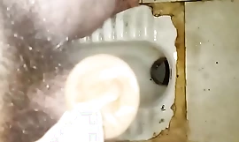 Masturbează-te folosind prezervativ în toaleta publică murdară