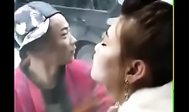 Chinese girl kissed. In omnibus .