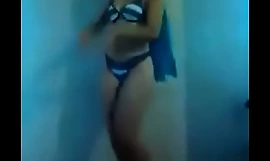 Chica bailando en bikini de cosplay