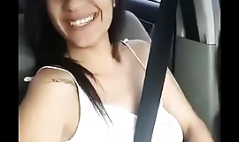 Namorada se masturbando no carro