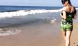 Gatita stoner paseando en la playa