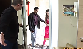 Индийский жена общий рядом начальник чтобы получить продвижение относящееся к офису