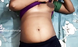 Indian Desi Cute Beautiful BBW Bhabhi Effectuation with will not hear of Shaved Wet Pussy with Carrot added to gets Orgasm