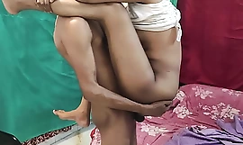 Mujer bengalí muy caliente follada por su marido en casa Belleza porno