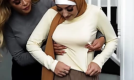 Neitsyt muslimiteini hijabissa, jonka kukkivat opettaja ja äitipuoli