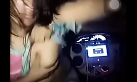 Desi boob shtick y baile en el coche