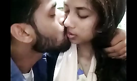 Sylheti flicka kysser i restaurangen