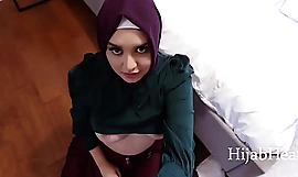 Hijab의 십대는 Stepuncle Leda Lotharia와 사랑에 빠집니다.
