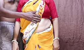 Gorąca, dorosła mamuśka, amatorka, zamężna, retoryczna ciocia, stojąca ze spermą w środku, ruchająca się z mężem, gośćmi w jej domu, desi, napalona indyjska ciocia w seksownej bluzce i halce z sari, duże piersi, piękna, bengalska budi, ruchana i ssąca kutasa i jądra