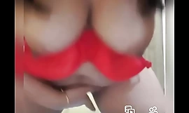 Tante indienne sexy se déshabillant en vidéo implorant
