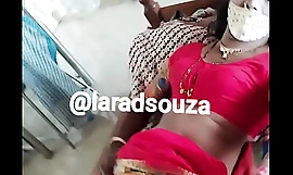 Cd indian sexy Lara D'Souza în saree roșie